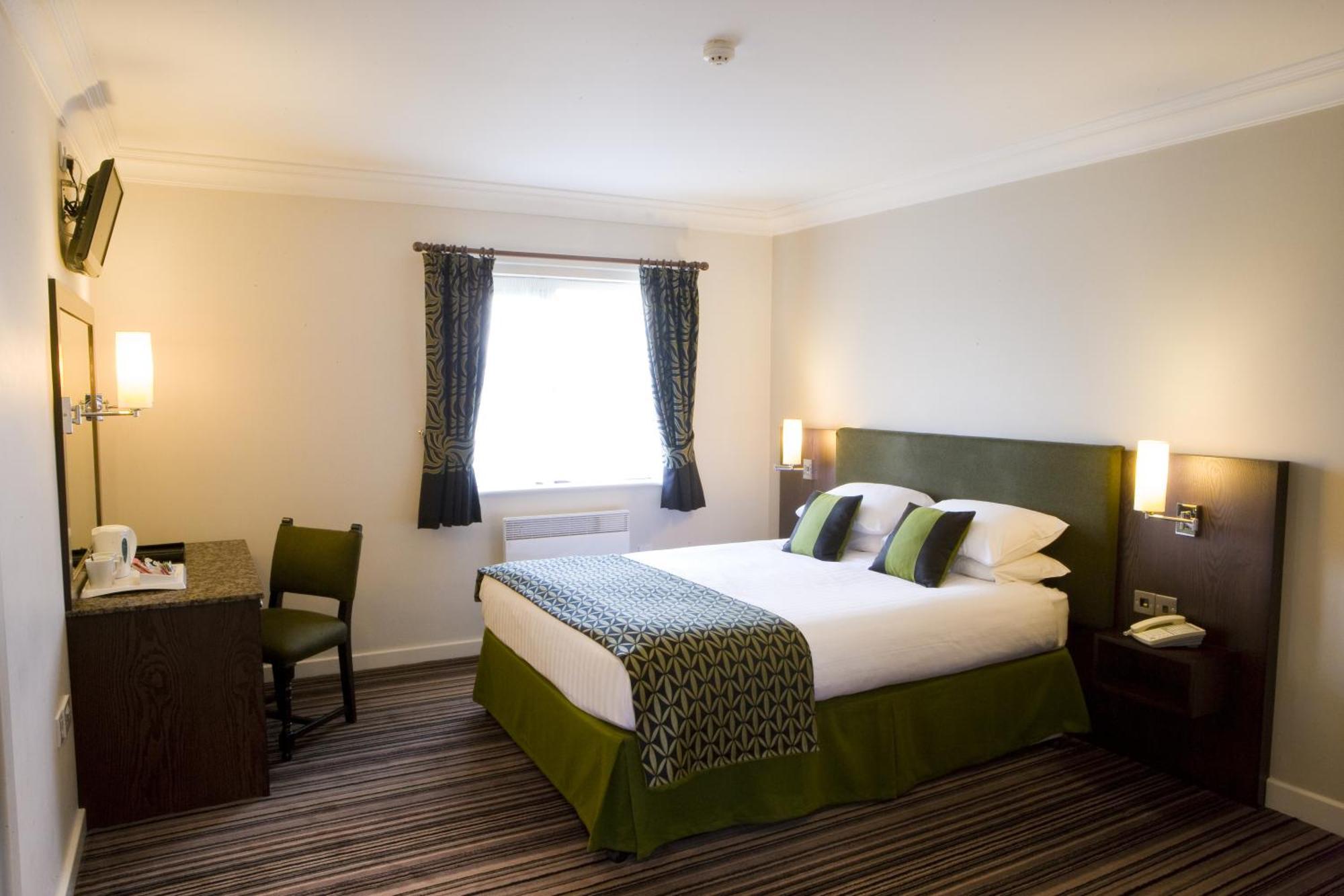 Burntwood Court Hotel 5*